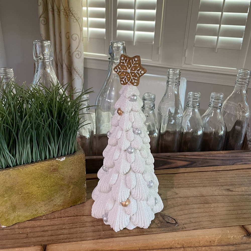 WHITE GLITTERY CHRISTMAS TREE WITH GINGERBREAD STAR TOPPER - Picture 2 of 5
